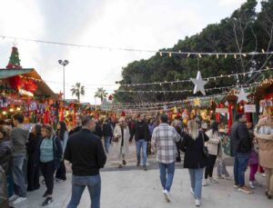 Mersin’de kurulan ’Yılbaşı Pazarı’ vatandaşları bekliyor
