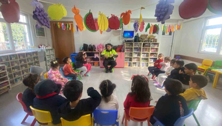 Mersin’de öğrenciler ’trafik güvenliği’ konusunda bilgilendiriliyor