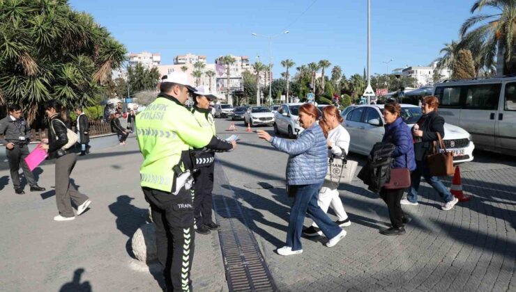 Mersin’de vatandaşlar trafik konusunda bilgilendiriliyor