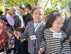 Minikler, pazarcılara taş çıkarttı: “Gel vatandaş gel, param olsa da ben alsam”