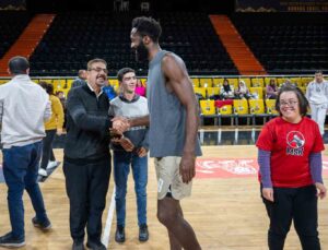 MSK’lı basketbolcular, özel bireylerle buluştu