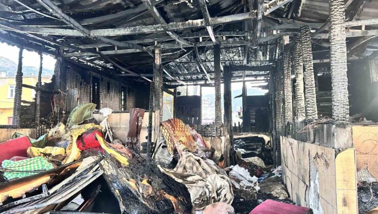 Müstakil ev alev alev yandı