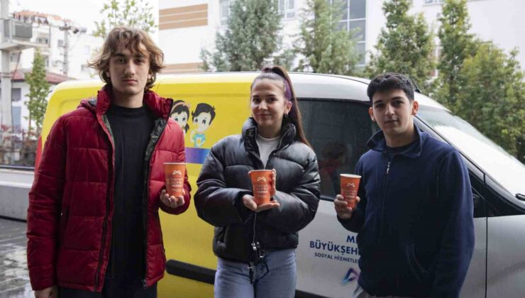 Öğrenciler güne sıcak çorba ile başlıyor