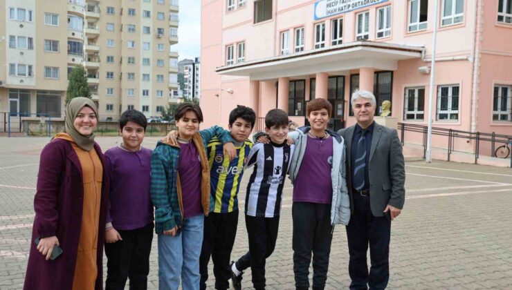 Okul bahçesine giren köpek öğrencilerle maç yaptı