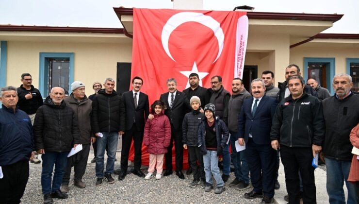 Osmaniye’de yapımı tamamlanan köy evlerinin anahtar teslimi yapıldı