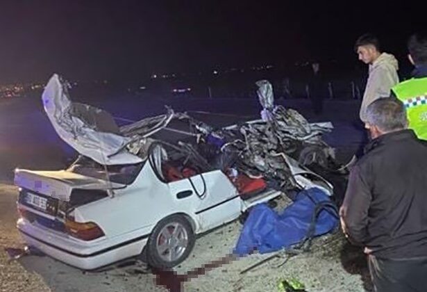 Otomobil traktöre arkadan çarptı: 1 ölü, 2 yaralı