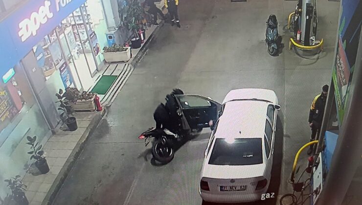 Otomobilin açılan kapısına çarpan motosiklet sürücü hastanelik oldu