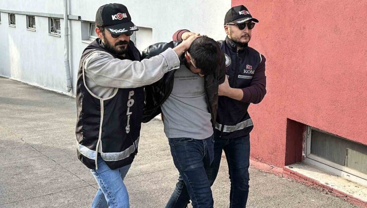 Otomobilin arka tampon ve ön konsol boşluğundan 50 silah çıktı