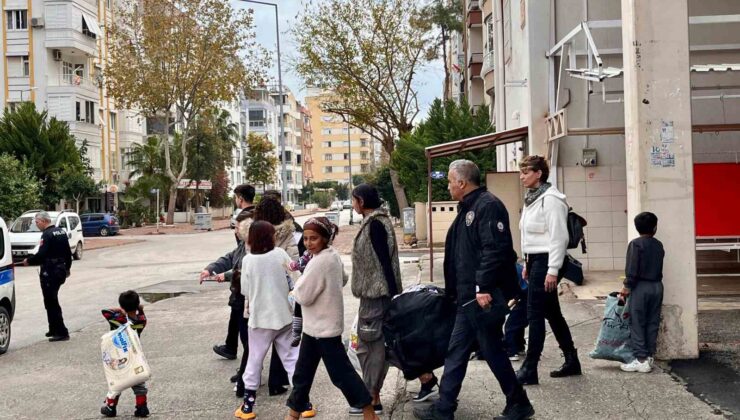 Pazar yerini mesken tuttu, polis müdahale edince öfkesini aracından çıkardı