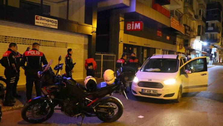 Polisi görünce yol ortasında bırakıp kaçtıkları araçtan uyuşturucu çıktı