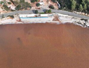 Sağanak sonrası deniz çamur rengine dönüştü