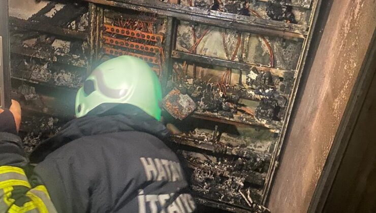 Samandağ’da binanın elektrik panosu küle döndü