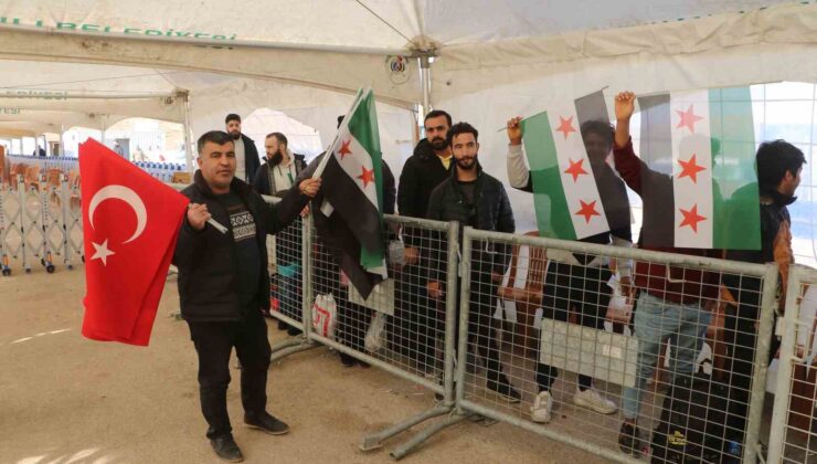 Suriyelilerin ülkelerine dönüşünü fırsata çevirip, kilometrelerce uzaktan bayrak satmaya geldiler