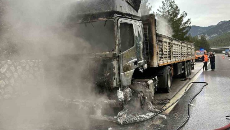 Tarsus’ta seyir halindeki tırın dorsesi yandı