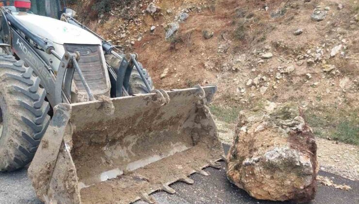 Tarsus’ta yola düşen kayaları belediye kaldırdı