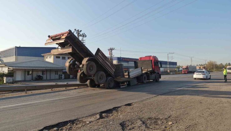 Taşıdığı yük ağır gelen tırın dorsesi şaha kalktı