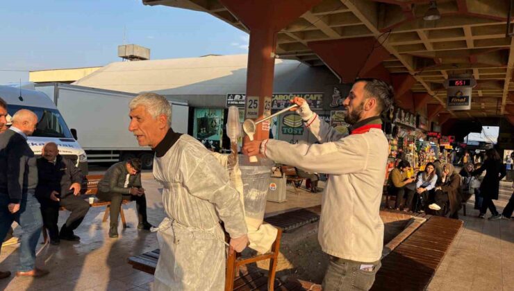 Tezgahı alınan “Yılancı Osman” ayranı sırtında taşıdığı kova ile satıyor