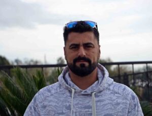 Tuttuğu boyu kadar köpek balığını sahilde kucaklayıp denize bıraktı