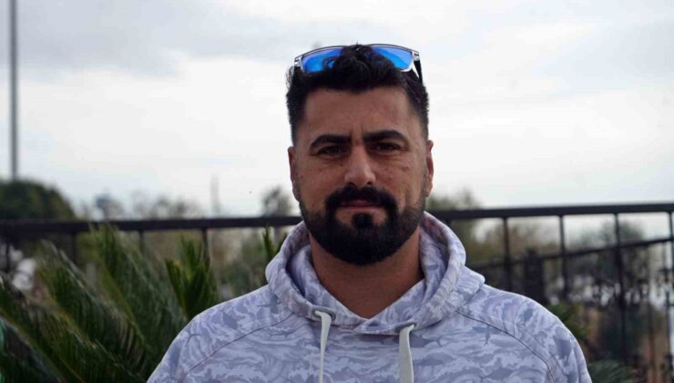 Tuttuğu boyu kadar köpek balığını sahilde kucaklayıp denize bıraktı