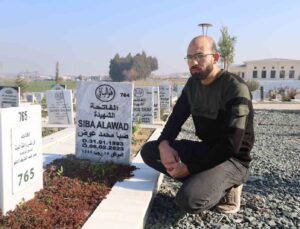 12 yıl sonra ülkesine dönecek olan Suriyeli Ahmet Elali, depremde vefat eden ailesinin mezarına giderek dua edeceği günü bekliyor