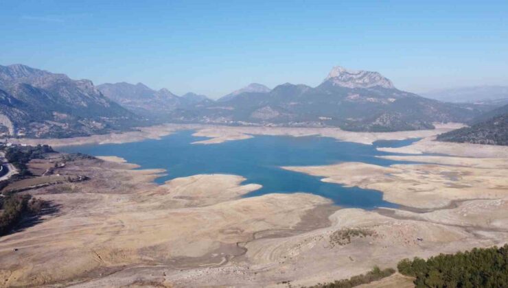 Adana’da sıcak hava ağaçları erken uyandırdı, barajlardaki korkutan seviye havadan görüntülendi