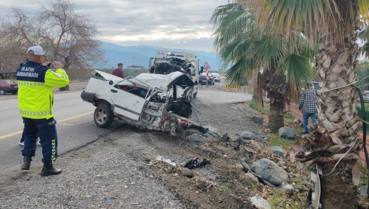 Ağaca çarpan Tofaş’ın ikiye bölündüğü feci kaza kameraya yansıdı