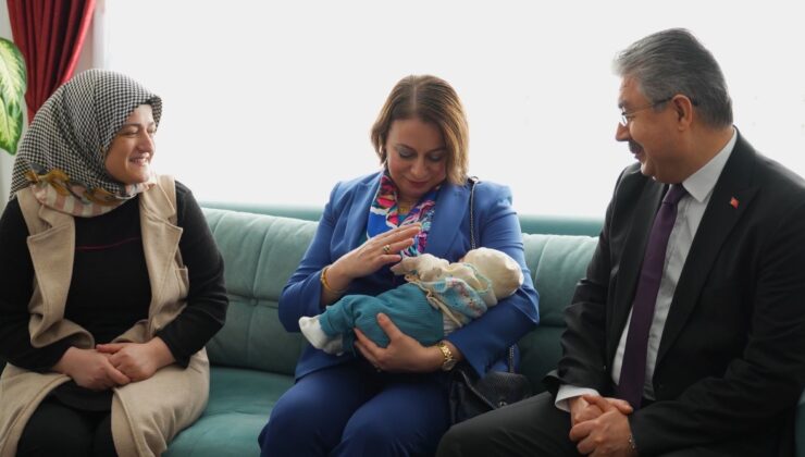 “Aile Yılı”nda çocuk desteği alan ailenin ilk misafiri Vali Yılmaz oldu