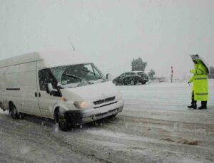 Akseki-Seydişehir karayolu yoğun kar nedeniyle tır geçişine kapatıldı