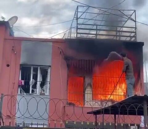 Alev alev yanan eve hortumla müdahale