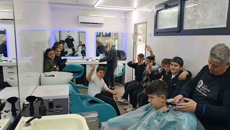 Antalya Büyükşehir’den taşımalı Mobil Kuaför Tırı öğrencilerin hizmetinde