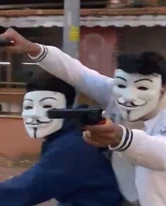 Antalya’da anonymous maskeli motosikletliler, oyuncak tabancayla korku saçtı