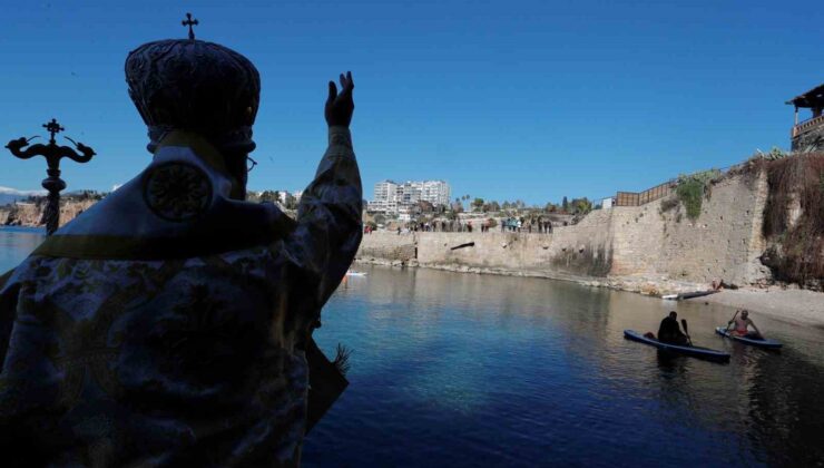 Antalya’da denizden haç çıkarma töreni yapıldı