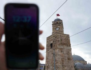 Antalya’nın tarihi Saat Kulesi’nde zamana meydan okuyamayan saat: “Bir tık geriden geliyor”