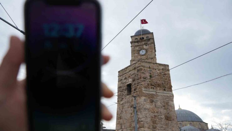 Antalya’nın tarihi Saat Kulesi’nde zamana meydan okuyamayan saat: “Bir tık geriden geliyor”