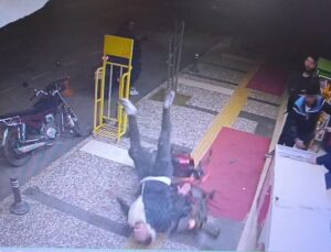 Böyle kavga görülmedi: Kaldırımdaki grubun arasına motosikletle daldı