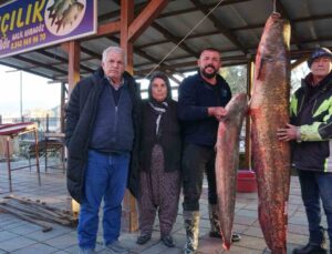Burdur’da gölde tutulan dev yayın balığı görenleri şaşırttı