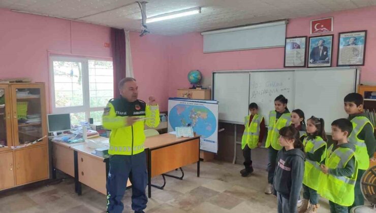 Burdur’da jandarma ekiplerine miniklerden sevgi notları: “Tekrar gelin, sizi çok seviyoruz”
