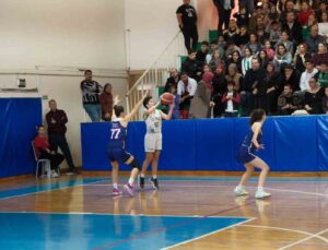 Ceyhan Belediye Basketbol Akademisi liderlik koltuğunu bırakmıyor