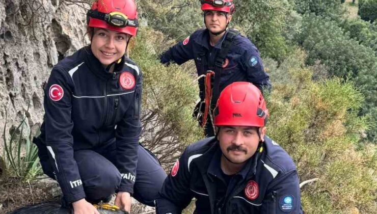 Demre’de 300 metrede 3 gündür mahsur kalan keçi operasyonla kurtarıldı