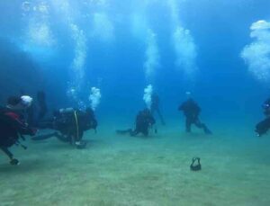 Depremde vefat eden itfaiye amiri için Akdeniz’e daldılar