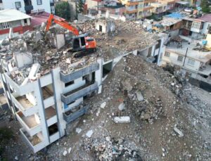 Depremin üstünden 23 ay geçti: Orta hasarlı binalarda yıkım sürüyor