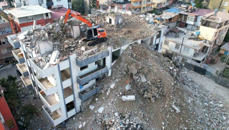 Depremin üstünden 23 ay geçti: Orta hasarlı binalarda yıkım sürüyor