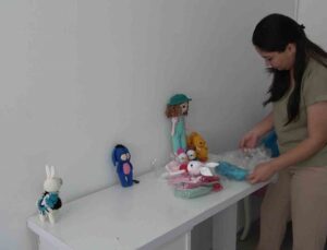 Depremzede anne, el emeği örgü bebekleri 150 TL ile bin TL arasında satarak gelir elde ediyor