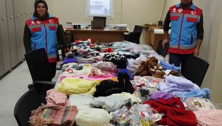 Depremzede öksüz ve yetim çocukların kışlık hediyeleri unutulmadı