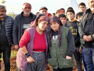 Elinde orakla çatıya çıkıp evini yıktırmamak için direndi