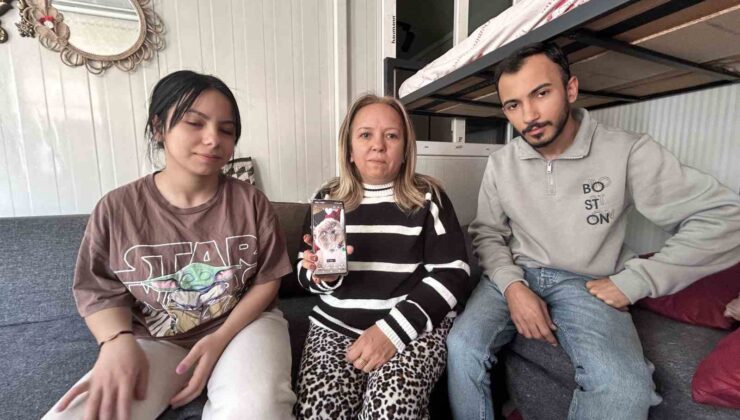 Enkazdan kurtarılarak yaşama tutunan kadın, depremden bu yana ’Duman’ isimli kedisinden gelecek haberi bekliyor