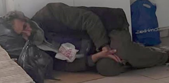 “Evsiz” sandılar, iki dairesi çıktı, çöp yığınıyla dolu evini görenler hayrete düştü