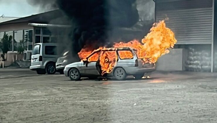 Hatay’da alev alan otomobil yanarak kullanılamaz hale geldi