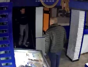 Hırsızlık için girdiği balıkçıda çalışan ile göz göz geldi, ’tuvaletim var’ dedi