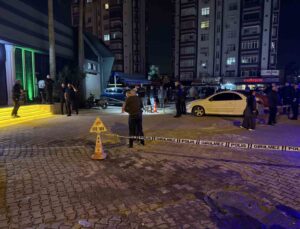 Husumetlilerin kavgasında eğlence mekanından çıkan kadın vuruldu